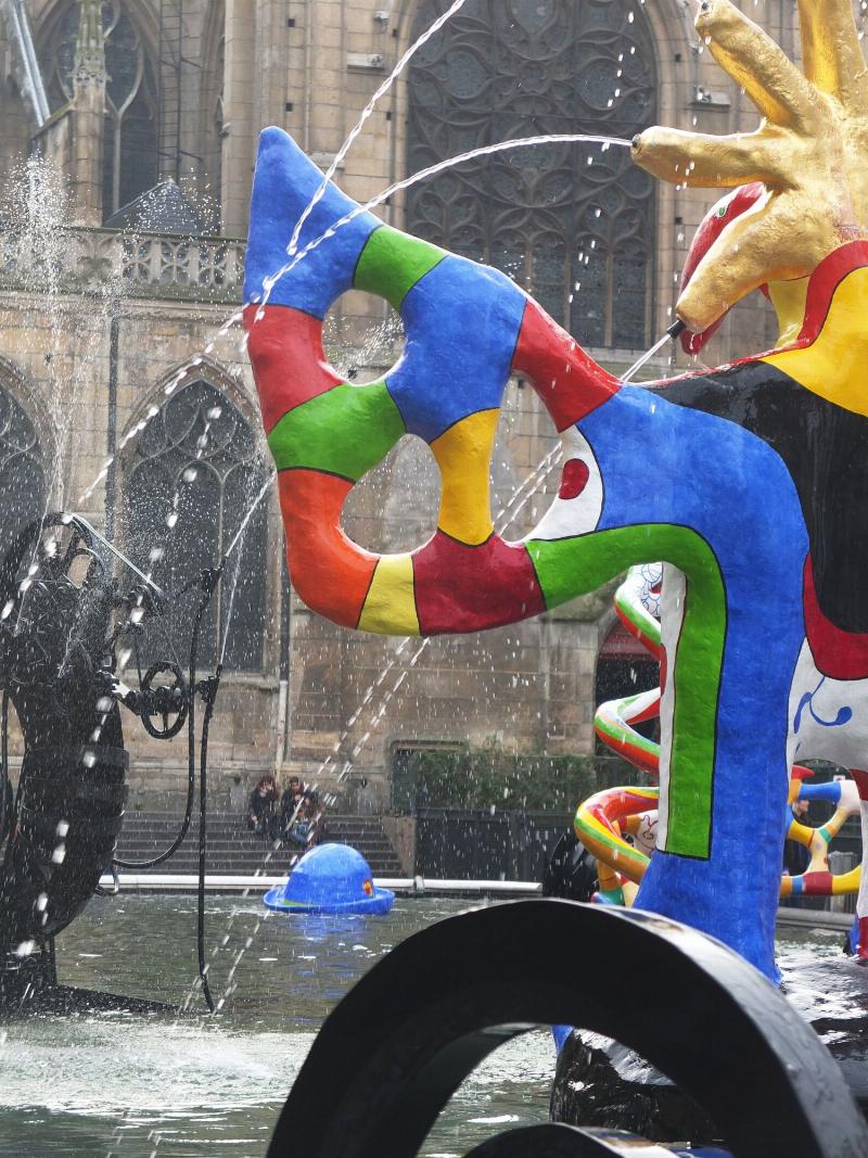 Abstraction cinétique audacieuse de Tinguely, avec des formes en mouvement.